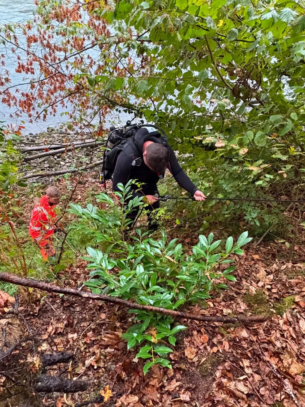 Abseilen mit kompletter Ausrüstung zum Einsatzort, gesichert durch das Team