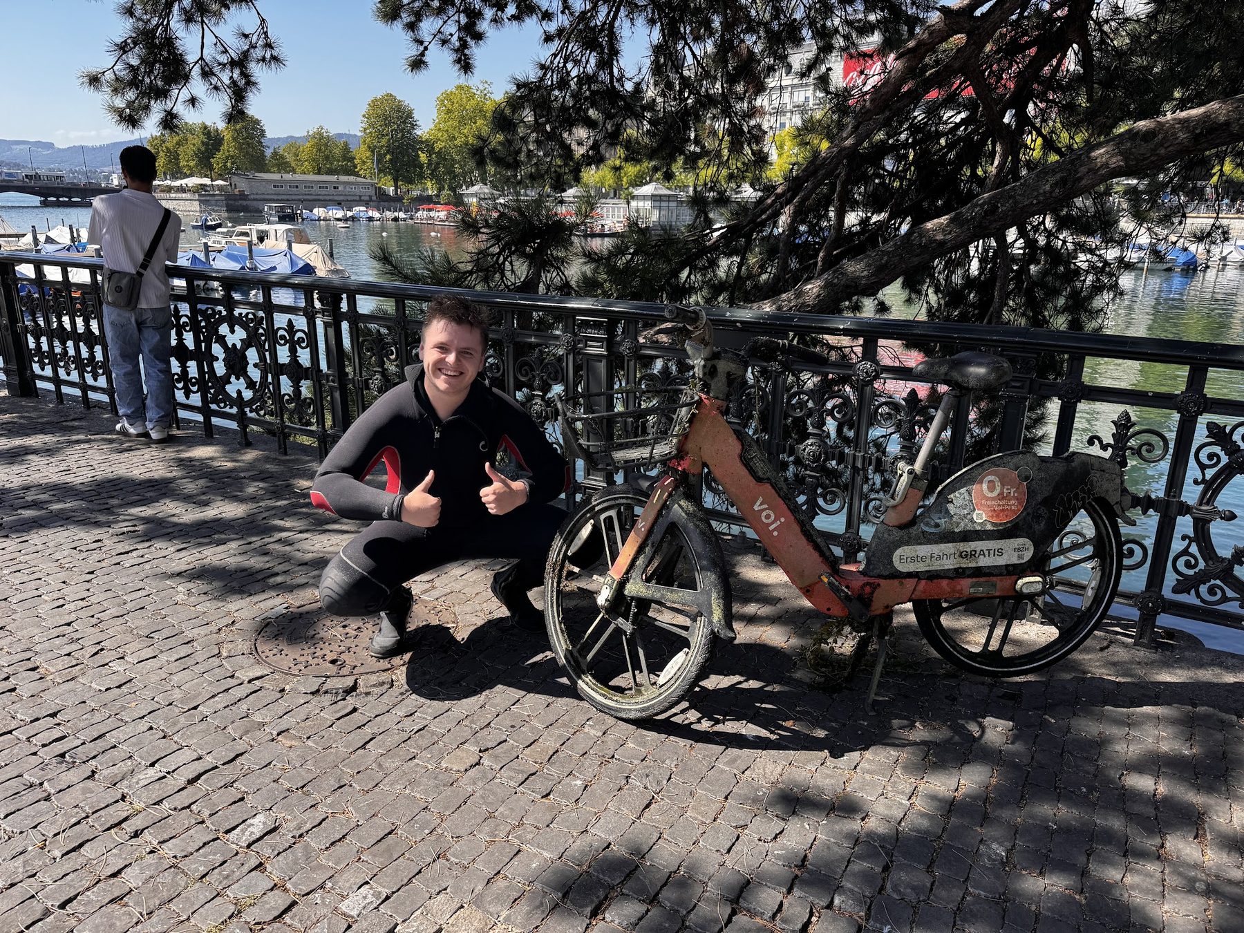 Industrietaucher mit einem geborgenen E-Bike am Seeufer