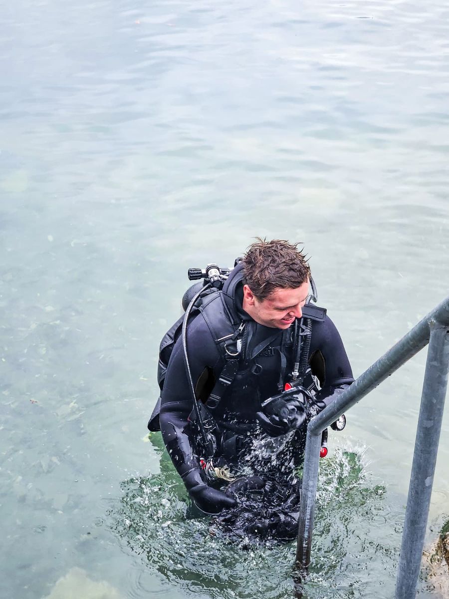 Industrietaucher beim Einstieg ins Wasser