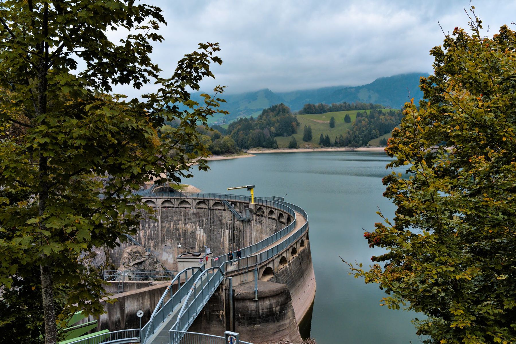 Staumauer an einem Schweizer Fluss