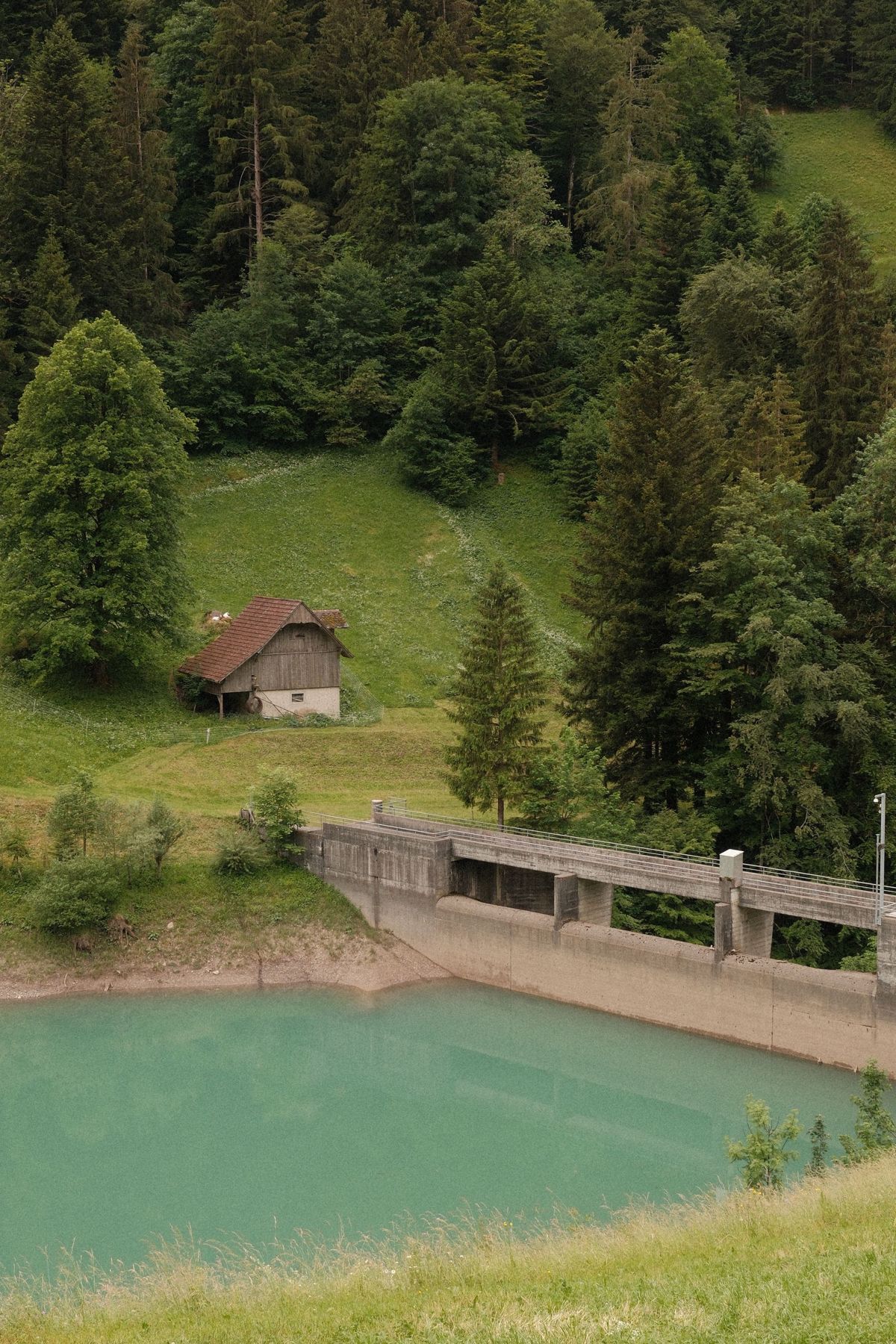 Stausee mit Wehr in der Zentralschweiz